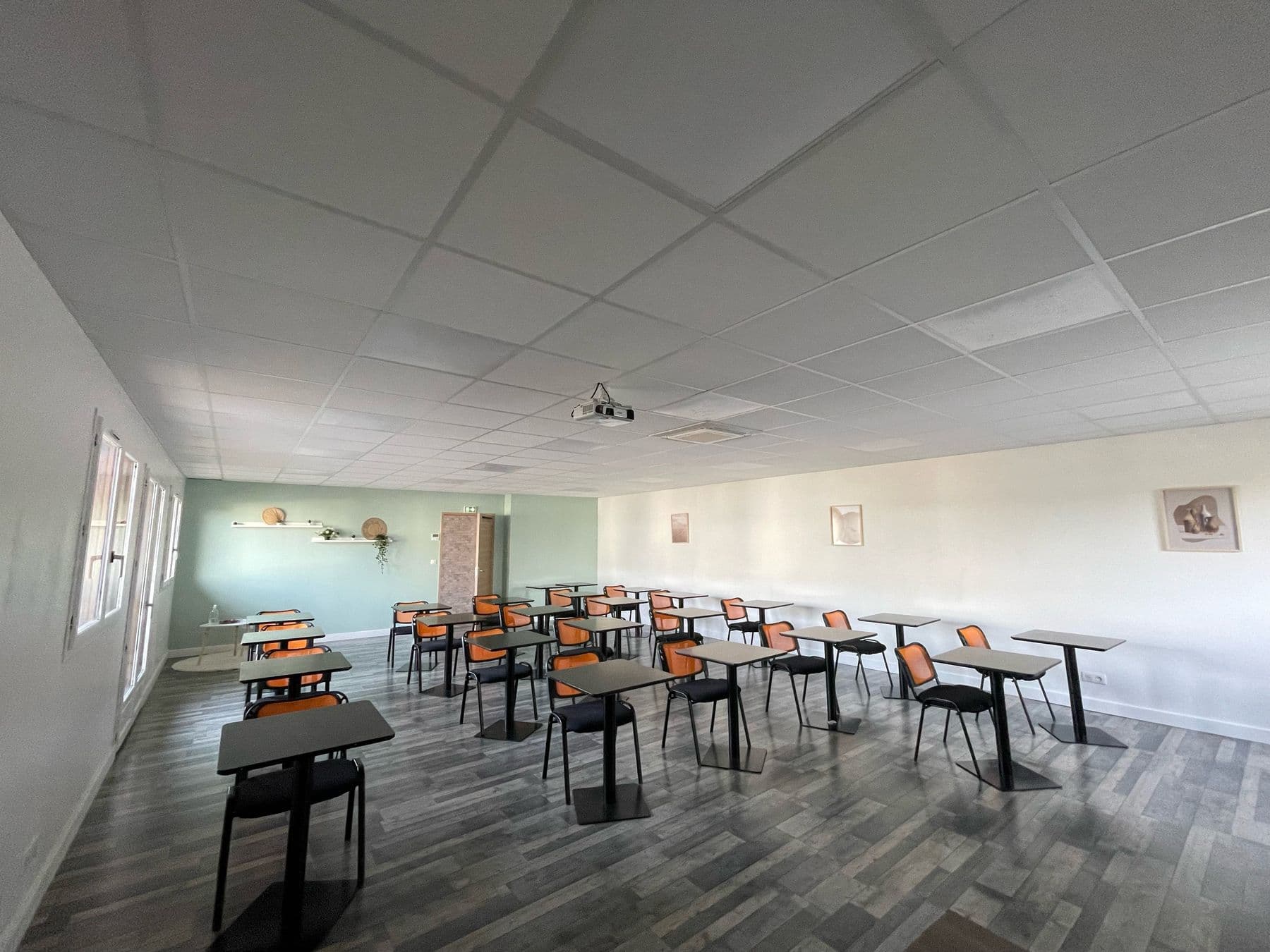 Salle de séminaire en configuration réunion au complexe Inside Sport de Reims