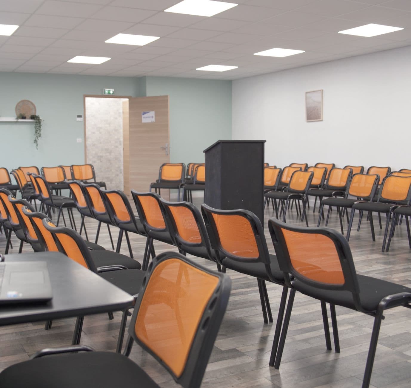 Salle de séminaire en configuration théâtre
