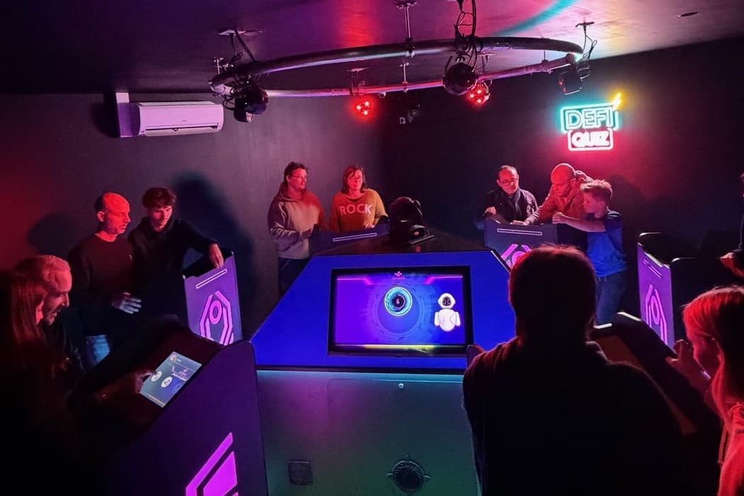 Colleagues playing a bespoke company quiz on the Défi Quiz set in Reims